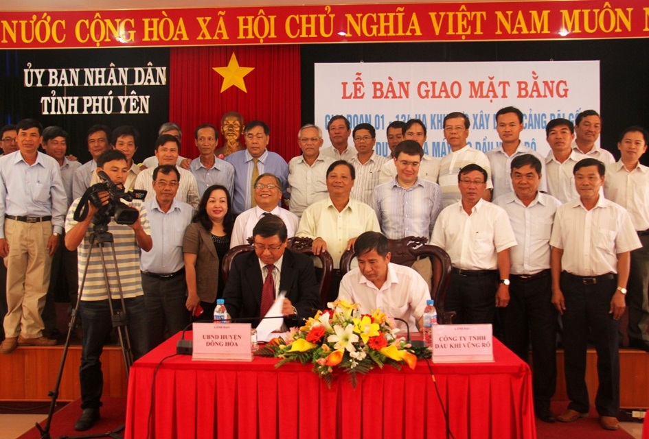 Hai bên ký kết biên bản giao, nhận đất xây dựng cảng Bãi Gốc