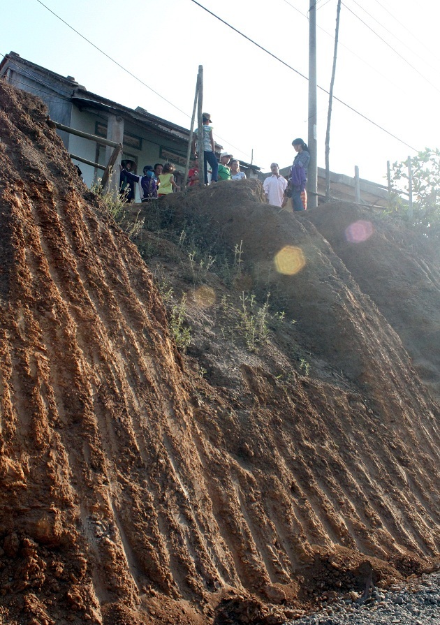11 nhà dân bị treo cao cách mặt đường đến 6 mét, khiến việc đi lại rất khốn khổ