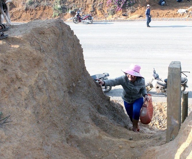 Việc chợ búa, đồng áng của người dân là vô cùng gian nan