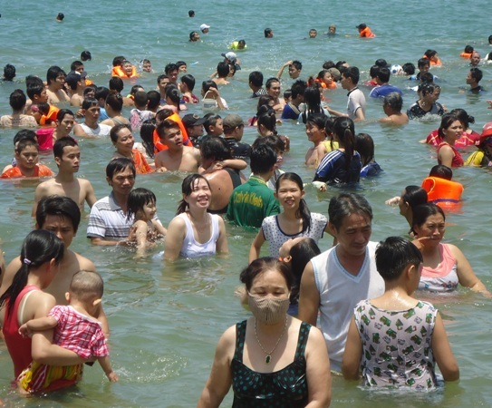 Vì chỉ là tắm xả xui nên trang phục cũng vô cùng đơn giản.