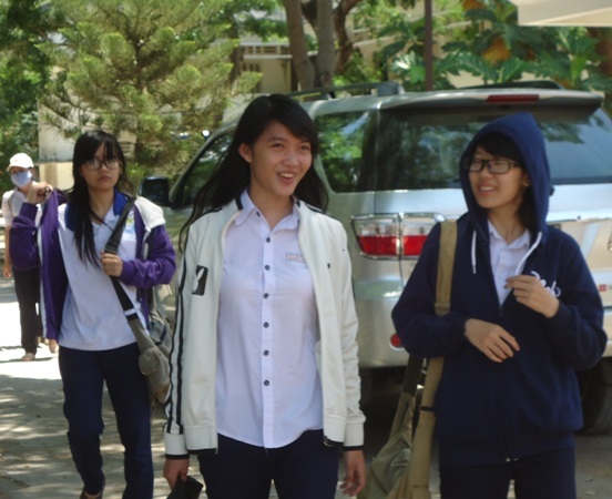 Thí sinŨ thở phào nhẹ nhõm sau môn Sinh. (Ảnh: Doãn Công)