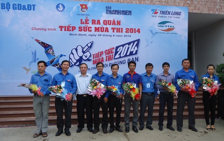 Tặng hoa cho 9 đơn vị tham gia Tiếp sức mùa thi.