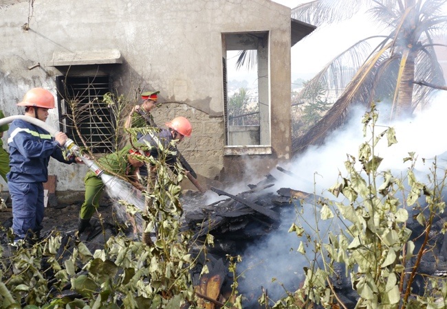 Lực lượng PCCC Công an tỉnh Bình Định kịp thời dập tắt đám cháy