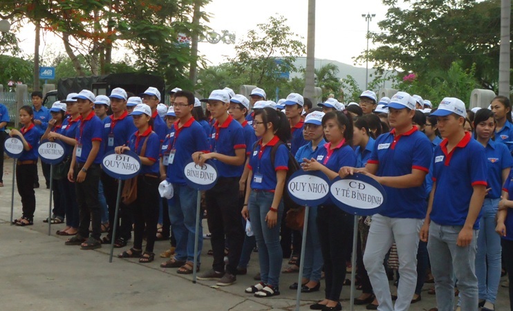 Tặng hoa cho 9 đơn vị tham gia Tiếp sức mùa thi.