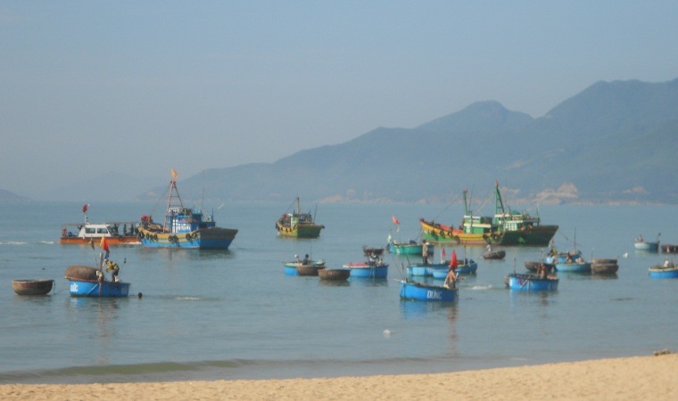 Di rời tàu thuyền ở bãi biển Quy Nhơn để phát triển du lịch