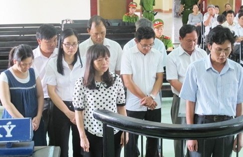10 cán bộ tham ô tài sản hầu tòa lần 2 - 1 Các bị cáo tại tòa