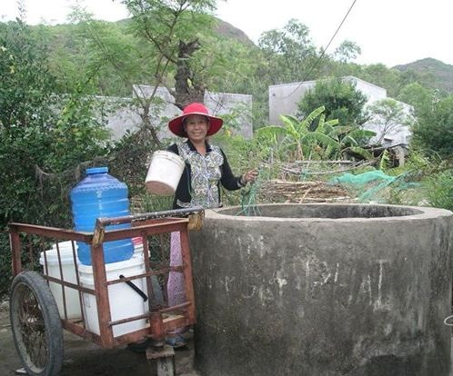 Các giếng trong xã trơ đáy, người dân phải chắt từng giọt nước về dùng