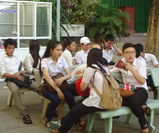 Nhiều thí sinh đến sớm bình luận lại bài thi hôm qua. (Ảnh: Doãn Công)