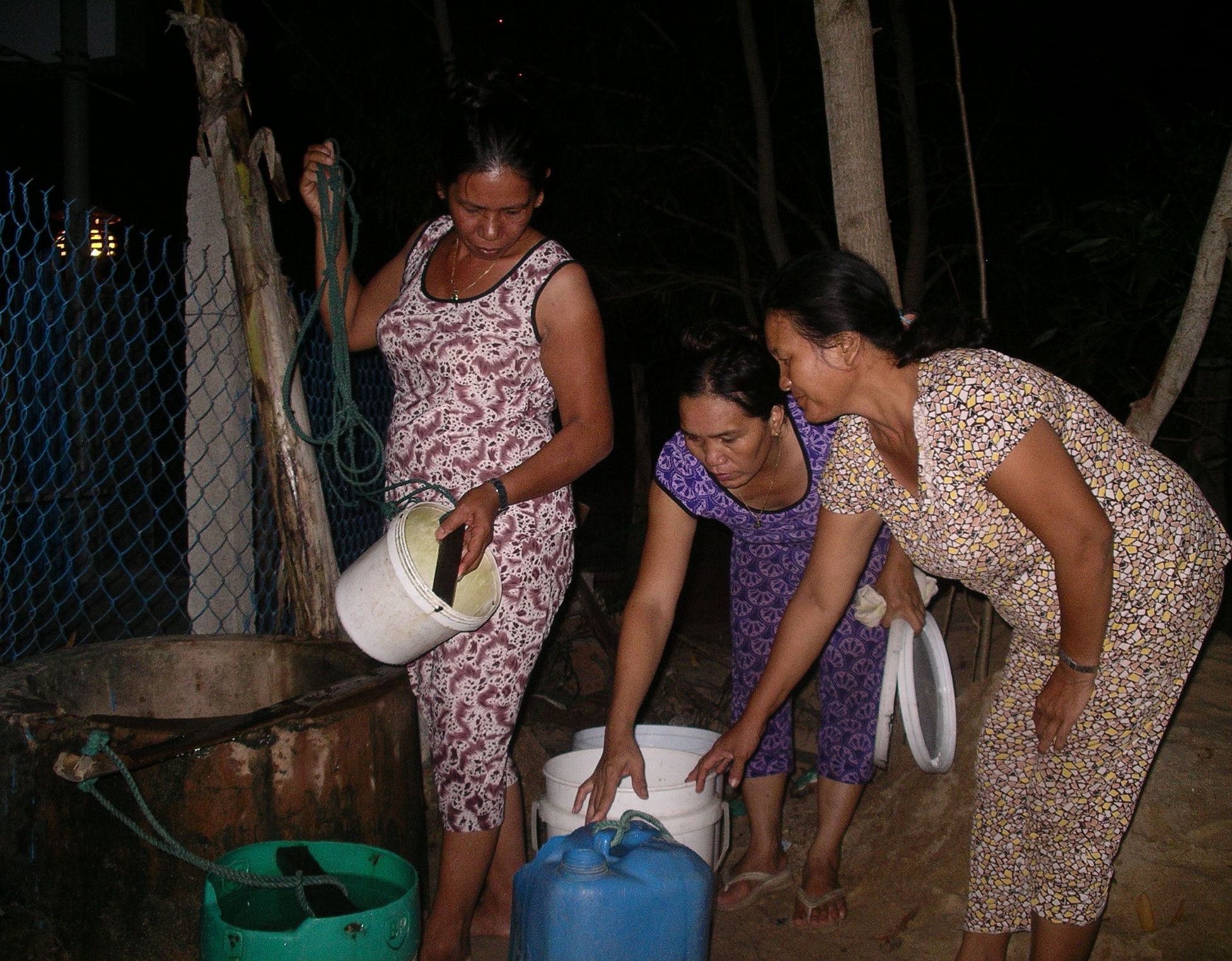 Nửa đêm chực chờ để lấy nước