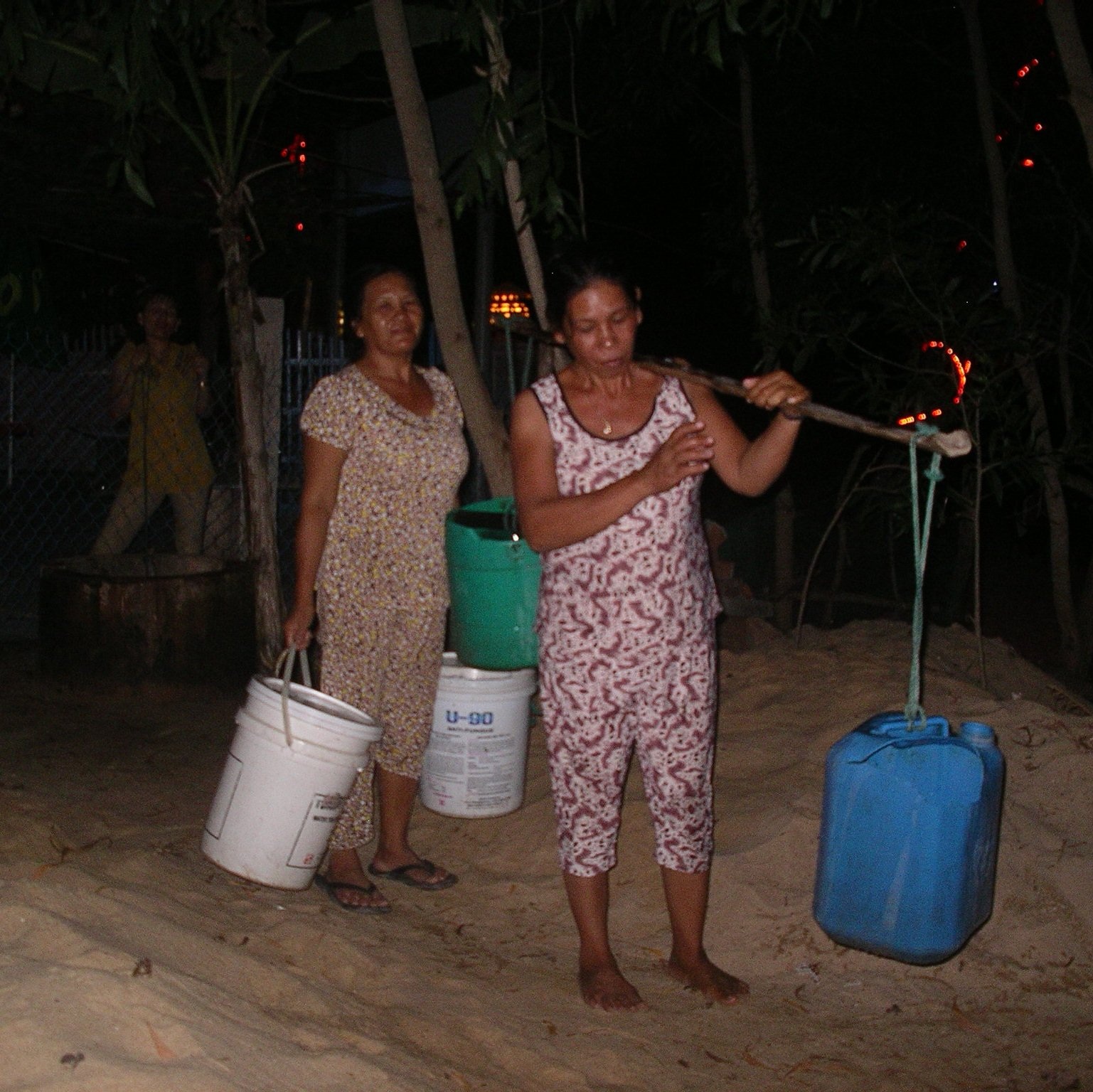 Nhiều người phải xách can không chở về