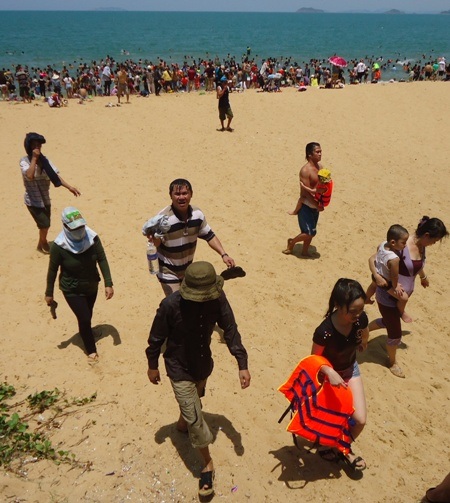Bất chấp nắng nóng người dân vẫn đổ xô ra biển tắm