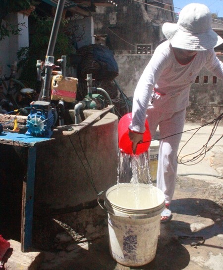 Hơn 200 hộ dân ở làng chài Bãi Xép (phường Ghềnh Ráng, TP Quy Nhơn) thiếu nước sạch nghiêm trọng