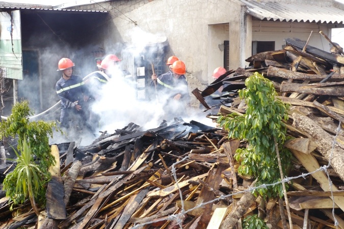 Đám cháy trong khu dân cư khiến người dân phải một phen hoảng hồn