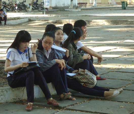 Thí sinh cười tươi bước vào môn thi Tiếng anh sáng nay (ảnh Doãn Công)