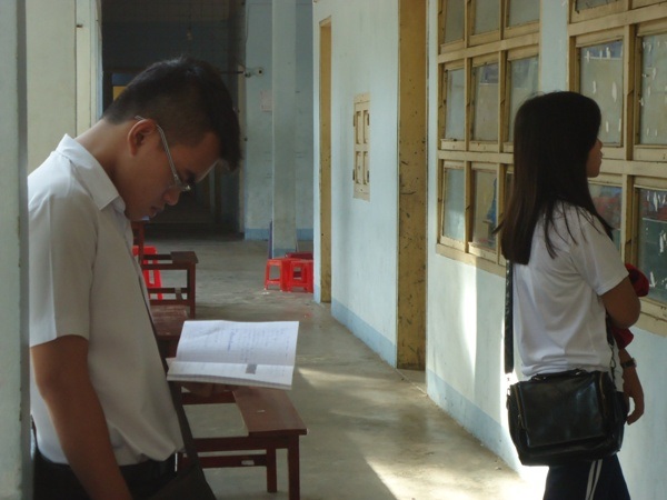 Tranh thủ xem lại kiến thức trước khi vào thi môn Toán. (Ảnh: Doãn Công)