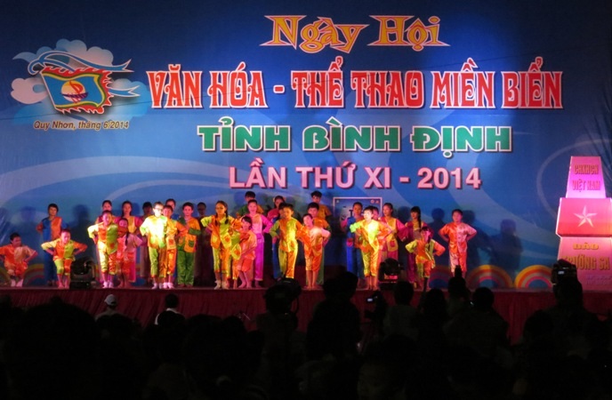 Một tiết mục văn nghệ hát về biển đảo do các học sinh trường THCS Hải Cảng biểu diễn