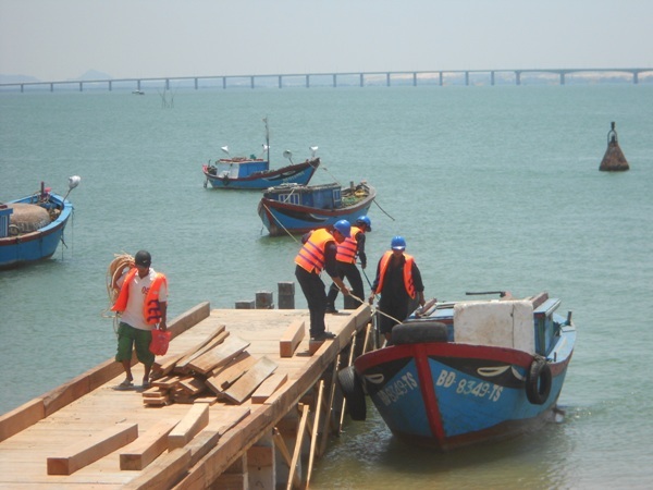 Một số thuyền di dời đến chỗ neo đậu mới.