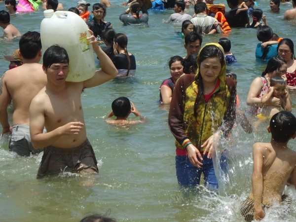 Nhiều người còn lấy nước biển mang về cho người thân ở nhà tắm.