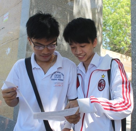 Hai thí sinh Hưng và Thắng hài lòng với bài thi môn Tiếng Anh.