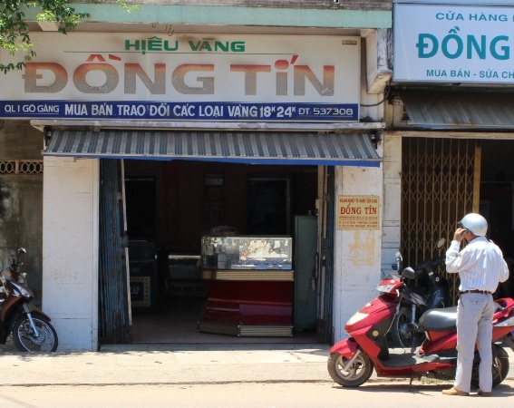 Hiệu vàng Đồng Tín sau vụ cướp trong tiệm vàng tối qua 5/6