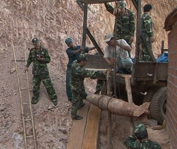 Xúc đất sau nhà, phát hiện quả bom nặng 250kg - 1 Quả bom dài 2,2m, nặng 250kg được phát hiện trong khu đất nhà ông Sung