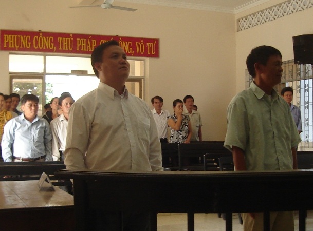 Bị cáo Nguyễn Văn Hoan (trái) và Trần Văn Minh tại phiên tòa