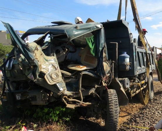 Đầu xe tải bị biến dạng, tài xế bị thương nặng