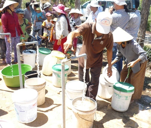 Người dân xã Mỹ Quang (Phù Mỹ) vui mừng được cấp nước sinh hoạt