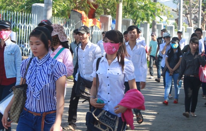 Nhiều thí sinh cho rằng đề Lý tʰơng đối khó, bài tập lại nhiều. (Ảnh: Doãn Công)