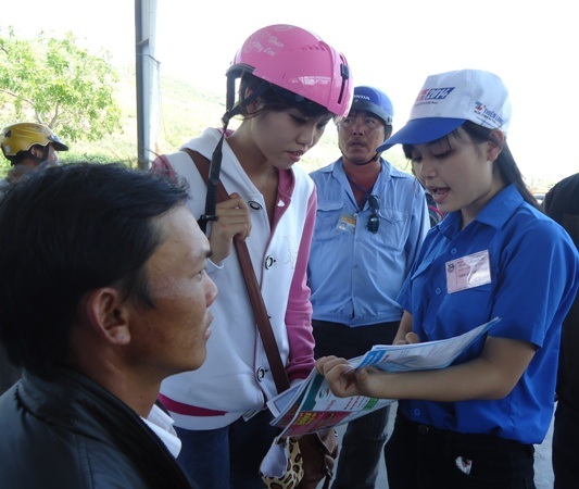 Đang học lớp 11 nhưng Thanh Tâm hăng hái đi tiếp sức cho các chị đi thi