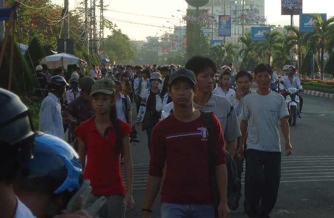 Thí sinh đến các điểm thi từ rất sớm.