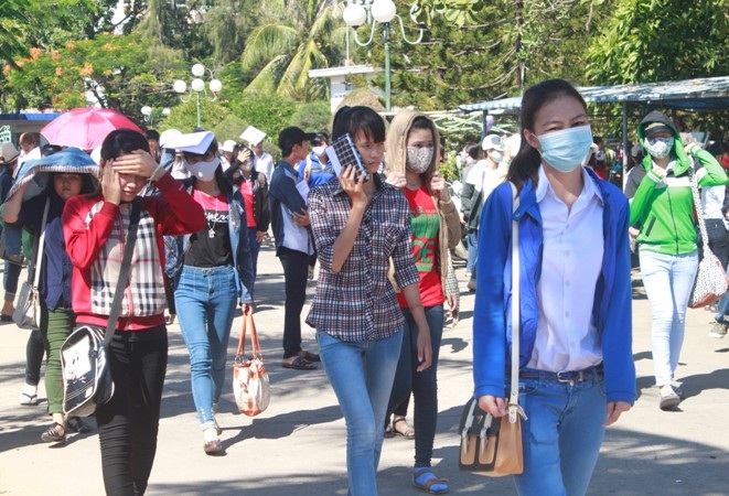 Thí sinh với nhiều tâm trạng khác nhau sau bài thi môn Hóa (ảnh Doãn Công)