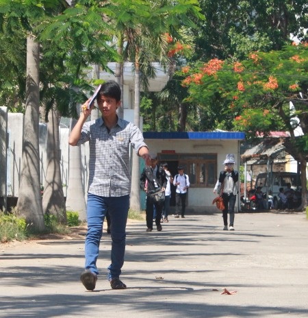 Hết 2/3 thời gian làm bàiĠthi môn Toán nhiều thí sinh đã nộp bài ra về. (Ảnh: Doãn Công)