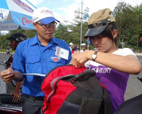 Đội nắng tiếp sức thí sinh về Quy Nhơn dự thi đại học 