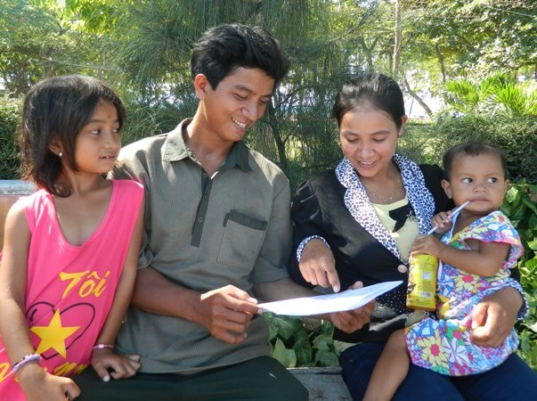 Chị Gợi cùng chồng con xem lại kết quả bài thi