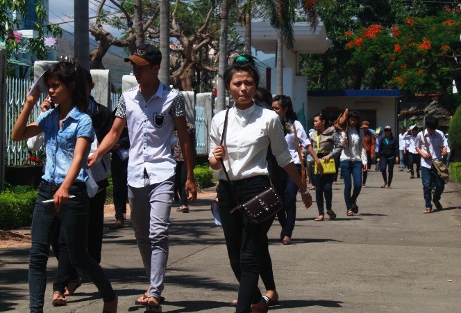 Phần lớn thí sinh hết thời gian với nộp bài ra về. (Ảnh: Doãn Công)