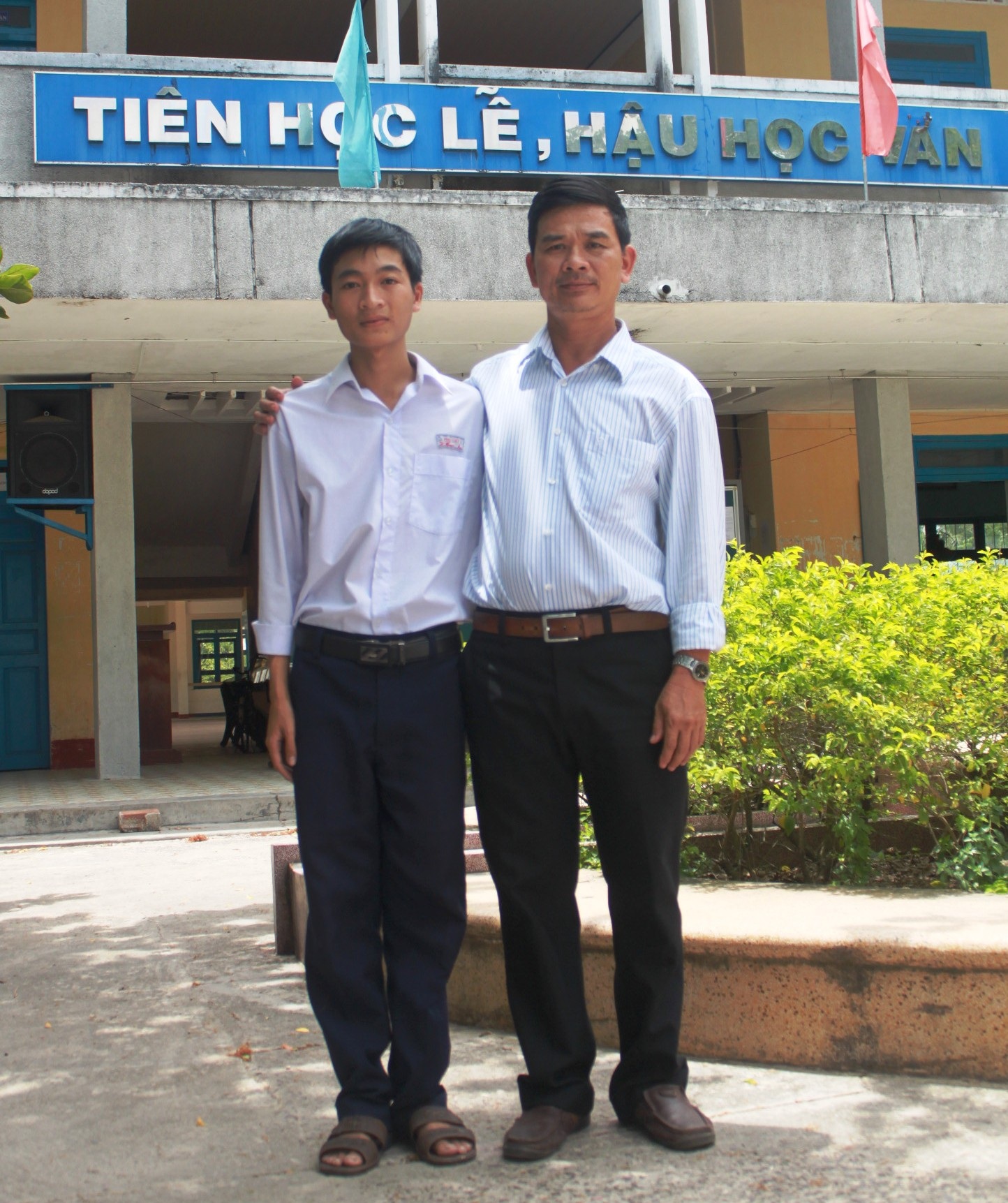 Thầy Hồ Trọng Khương GVCN kiêm dạy Toán là người dẫn dắt Nam suốt 3 năm học phổ thông.