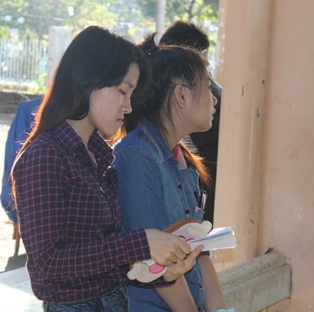 Tuy nhiên, không ít sĩ tử vẫn tỏ ra rất tâm trạng. (Ảnh: Doãn Công)