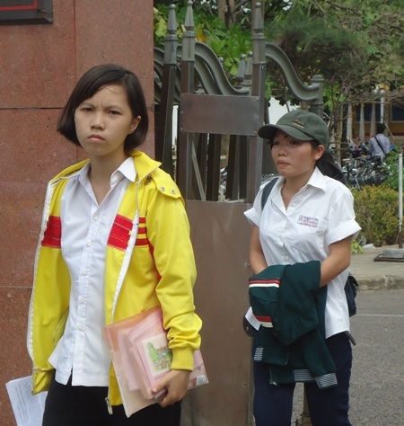 Cũng không khó để nhận ra những thí sinh với tâm trạng lo lắng sau buổi thi đầu tiên. (Doãn Công)