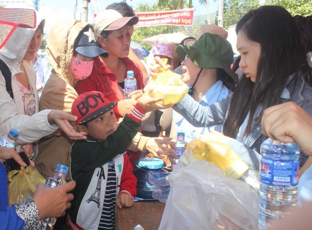 Phát cơm chay miễn phí cho thí sinh và phụ huynh