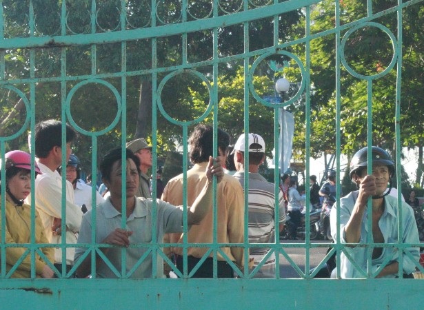 Trong khi đó, bên ngoài các bậc phụ huynh nóng lòng chờ đợi.