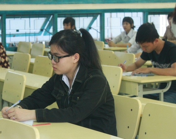 Thí sinh tại cụm thi liên trường Quy Nhơn (Bình Định) trước buổi thi Toán. (Ảnh: Doãn Công)