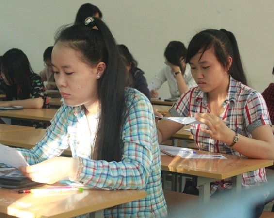 Thí sinh tại cụm thi liên trường Quy Nhơn (Bình Định) trước buổi thi Toán. (Ảnh: Doãn Công)