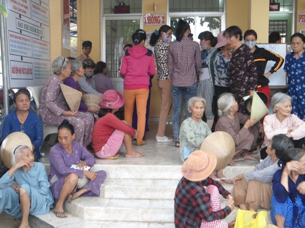 Hầu hết người bệnh về mắt là những người già, người nghèo không có đủ điều kiện đi mổ mắt