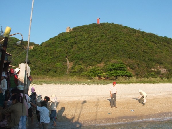 Đảo Hòn Nưa, một nửa phía Bắc thuộc tỉnh Phú Yên, nửa Nam thuộc tỉnh Khánh Hòa