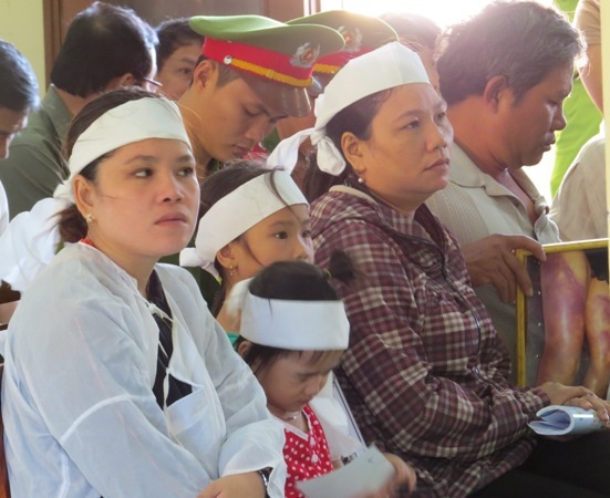 Như thường lệ vợ con anh Kiều vẫn mạc áo tang ôm di ảnh chồng đến tòa