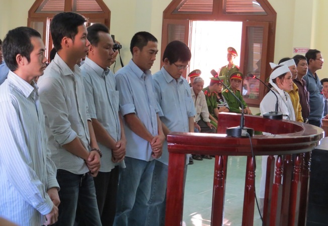 Các bị cáo cúi đầu nghe tòa tuyên án