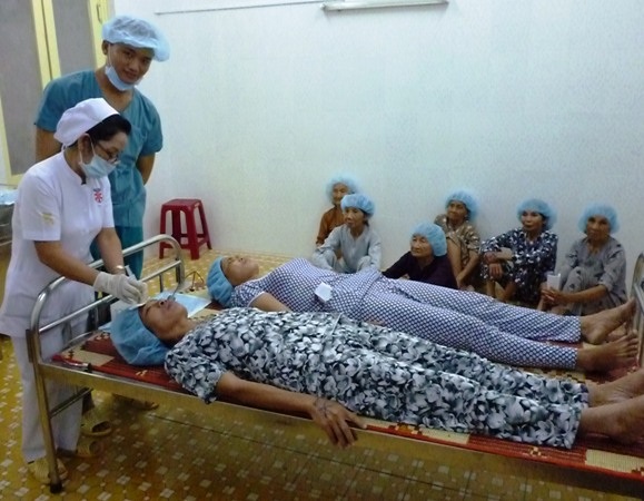 Mang lại ánh sáng đến cho người nghèo bị đục thủy tinh thể