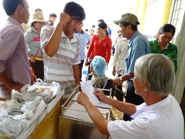 Ngoài ra, đoàn còn tổ chức khám và phát thuốc cho người nghèo