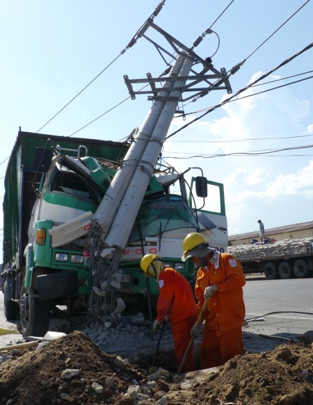 Công nhân điện đang nỗ lực khắc phục sự cố
